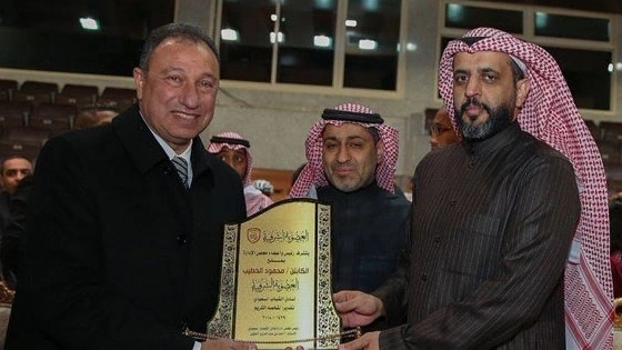 رئيس الشباب يمنح العضوية الشرفية لـ " الخطيب "