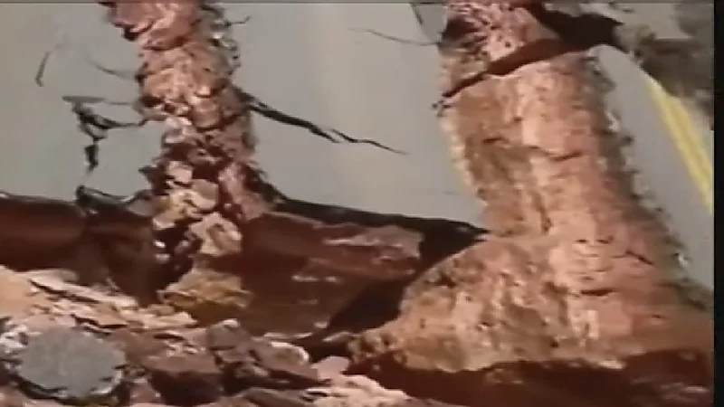 فيديو يحبس الأنفاس.. "لحظة انهيار جسر وعليه عدد من المارة"