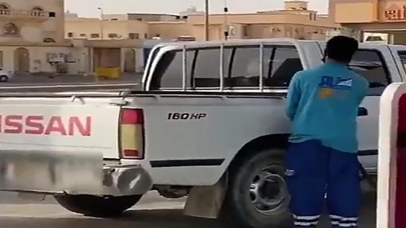 بالفيديو... ضبط مقيم مارس ‎التفحيط في محطة وقود بالخرج ‎
