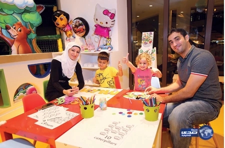 بالفيديو :تقديرا لتضحياتها ..زوج يكافئ زوجته بـ3 ملايين درهم في دبي