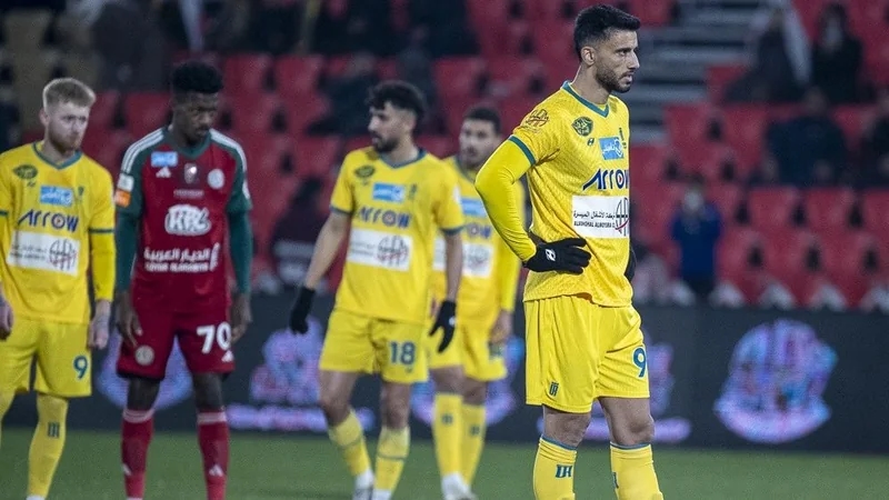 لحظة طرد لاعب الاتحاد بعد إشتباكه مع لاعب الخصم .. فيديو