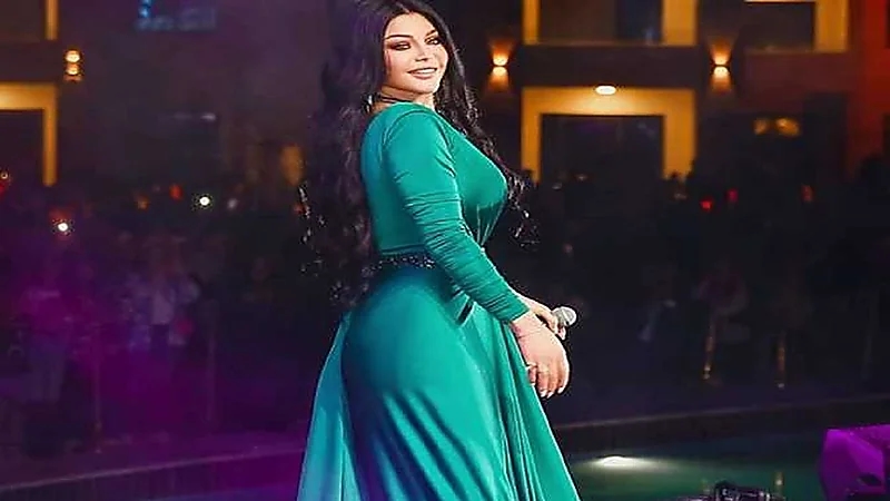 شاب يقوم بحركة طريفة بعد سلامه على هيفاء وهبي