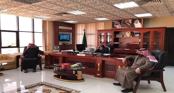 بحضور رئيس المجلس البلدي.. رئيس بلدية العويقيلة يجتمع بالمقاولين " صور "