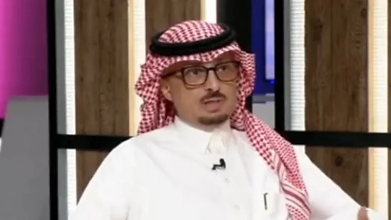 بالفيديو.. سيارة مسرعة تدهس رجل وامرأة في شارع بالرياض