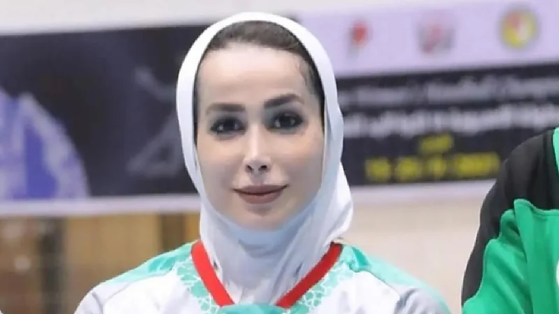 بالفيديو.. رجل يضرب نفسه بالعصا ليعلم ابنه درسا