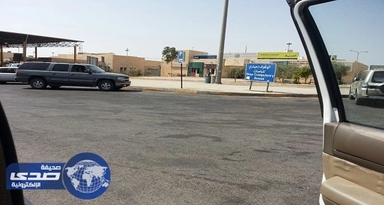 فيديو مروع لطفلة مٌعلقة من رقبتها بالدور الرابع