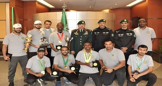 بالصور.. رئيس الحرس الملكي يكرم الأبطال في الشؤون الرياضية