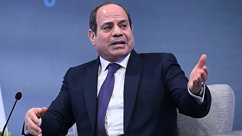 فيديو..الرئيس المصري يمازح سيدة قالت له "بنحبك": "مش عاوز مشكلة"
