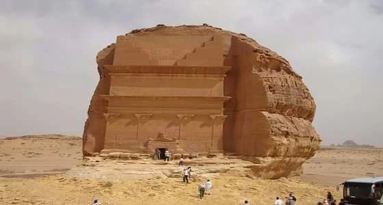 " مقبرة غامضة " في صحراء المملكة تثير دهشة الغربيين