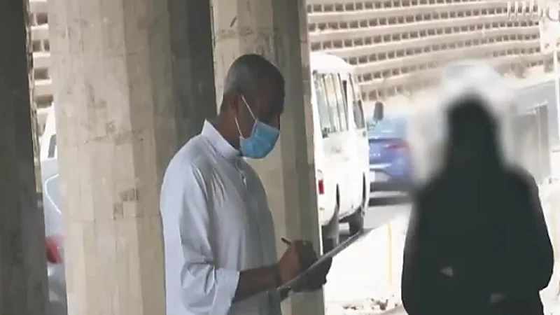 شاهد.. فرحة امرأة تعول 7 يتيمات عندما فاجئها "الشقيري" بمفتاح شقة تمليك