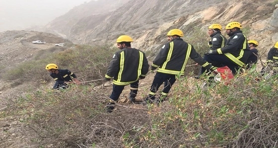 بالصور.. الدفاع المدني ينقذ عامل إثر سقوطه في هاوية بعقبة قلوه