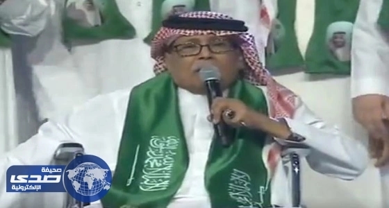 بالفيديو.. لحظة تعطل سلم الطائرة أثناء نزول الملك سلمان.. ورد فعل سريع من الفغم