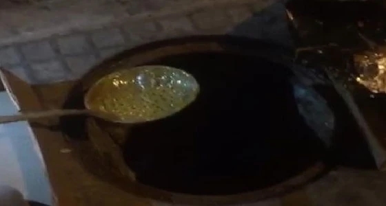 " بلدية بيشة " تكشف حقيقة تنظيف الصرف الصحي بملعقة طعام في أحد المطاعم