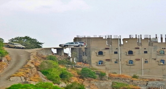 بالصورة.. مواطن يصمم موقف سيارة معلق بجبل فيفاء في جازان
