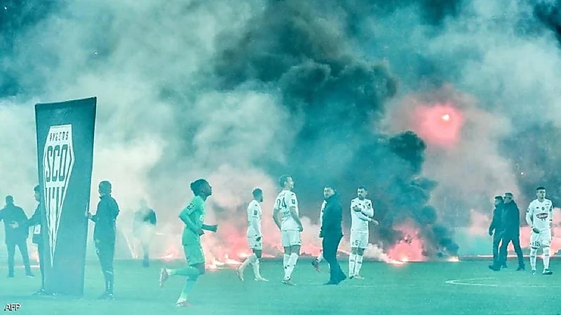 فيديو..شغب جماهيري يتسبب في هروب اللاعبين بفرنسا