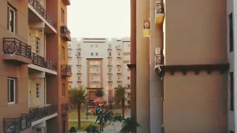 بالفيديو .. مشهد مضحك لفتاة ترقص أثناء سحب نقود من ماكينة الصراف الآلي