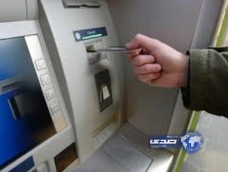 صراف آلي يضاعف النقود يتسبب بتزاحم المواطنين في الأفلاج