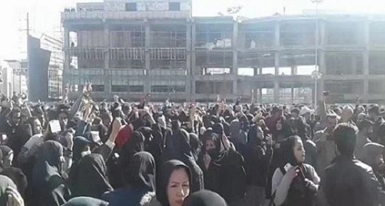 بالفيديو.. تظاهرات ضد ارتفاع الأسعار في إيران والهتاف " الموت لروحاني "