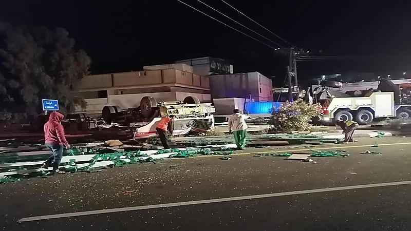 وفاة شخص في حادث انقلاب شاحنة بالباحة