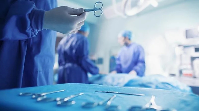 جراح يتسبب في بتر قدم مريض عن طريق الخطأ