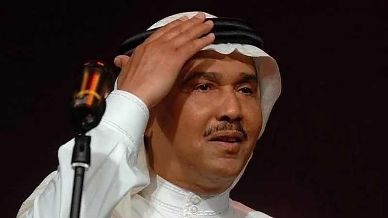 شاهد.. محمد عبده يشتكي من ندرة وجود شاحن لجواله الخاص