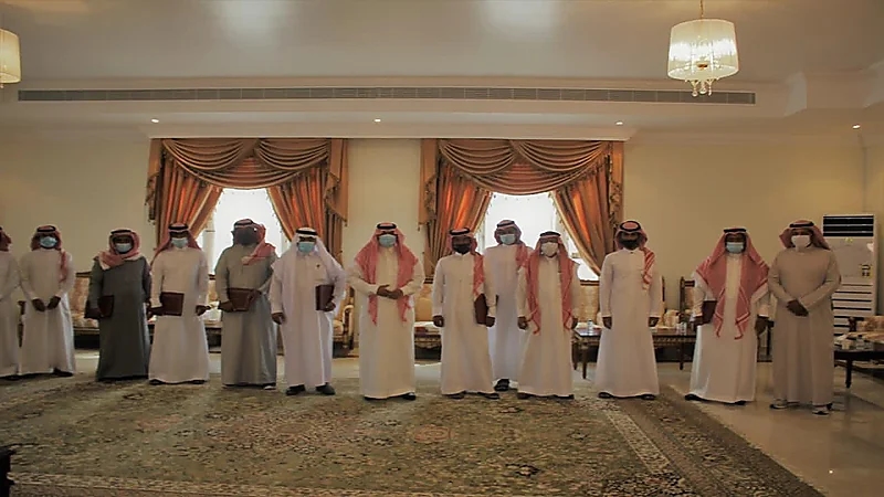 محافظ أملج يكرم مواطنين ساهموا في انقاذ الدلافين في شاطئ الشبعان