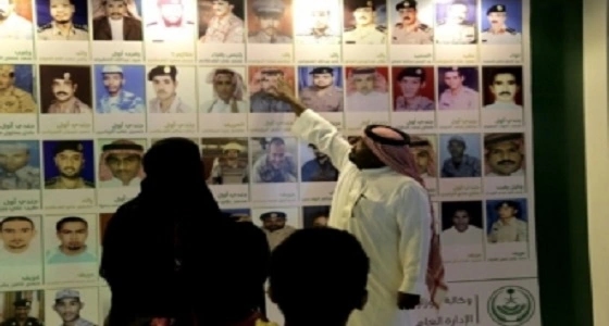 زوار الجنادرية 32 من أمام لوحات الشهداء: " أنتم أحياء في قلوبنا "