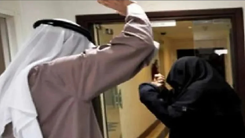 مواطن يحرق زوجته وطفلتها بالأسيد في جدة