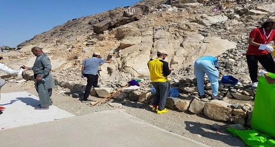 بالفيديو والصور.. " صدى " تشارك في أضخم حملة تطوعية لنظافة جبل ثور