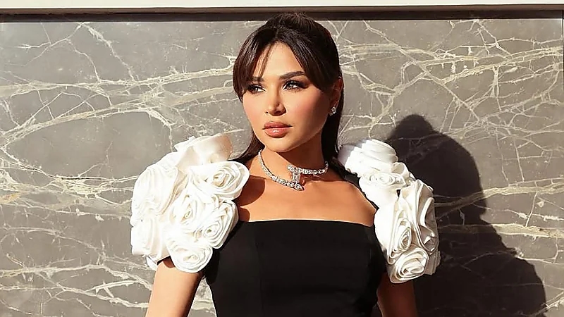 نهى نبيل تخطف الأضواء في زفاف نارين بإطلالة فاخرة ومجوهرات ماسية.. فيديو