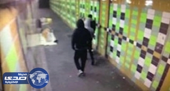 بالفيديو.. ثلاث رجال يقذفون متسولاً بالألعاب النارية