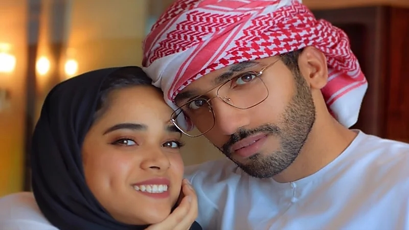 بالفيديو.. أحمد خميس يرتدي ملابس زوجته مشاعل الشحي: " لايق علي"