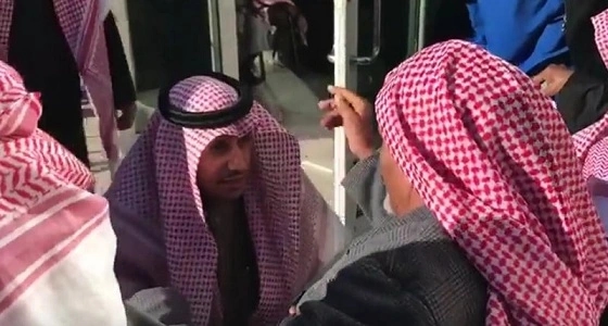 بالفيديو.. حوار بين مسن ووزير " العمل " في حائل