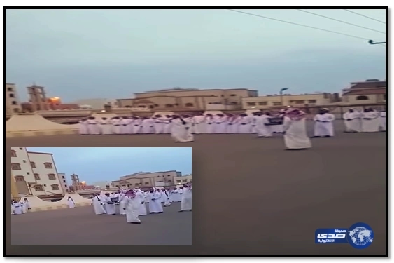 بالفيديو:شباب يقدمون "هدية" مليون ريال لصديقهم في يوم زفافه