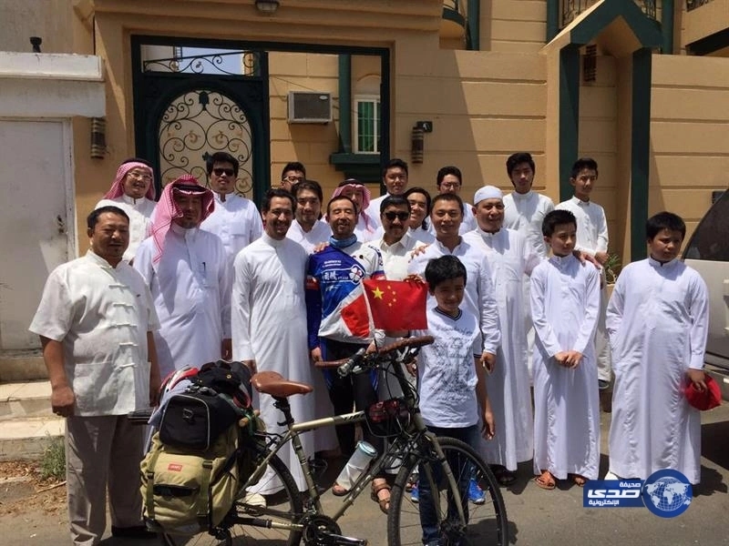 بالصور..صيني يصل مكة لقضاء فريضة الحج بعد أن قطع آلاف الكيلومترات بدراجته الهوائية