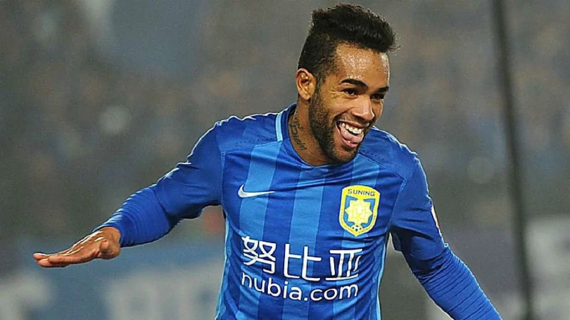 الهلال يقدم عرض للتعاقد مع أليكس تيكسيرا