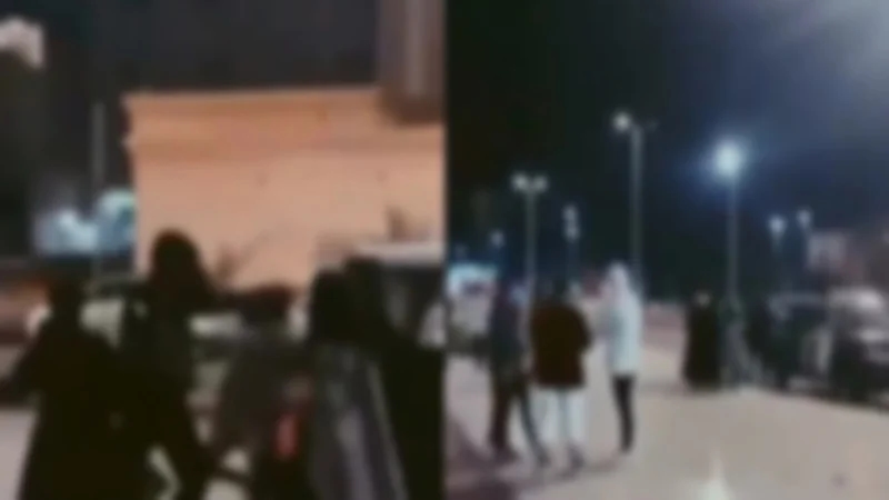 فيديو متداول.. اشتباك بين شاب وفتاة في مكان عام والشرطة تتدخل