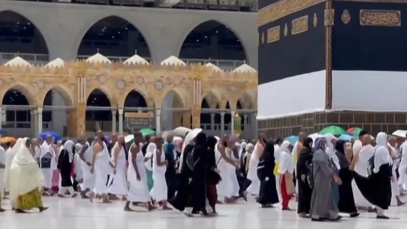 شاهد.. اختبارات عدة تخضع لها إحرامات الحجاج قبل ارتدائها