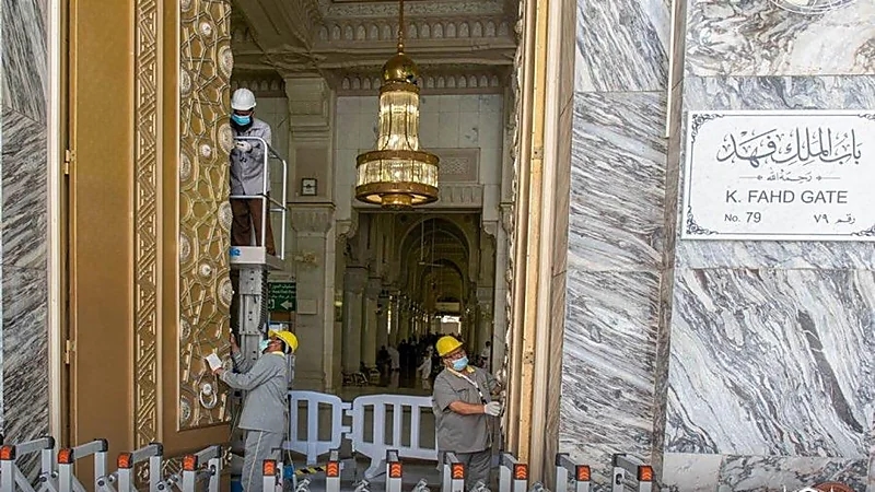 بالصور.. الانتهاء من صيانة أبواب المسجد الحرام