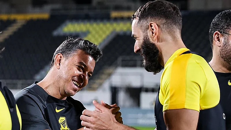 مدرب الاتحاد يجرد بنزيما من شارة القيادة