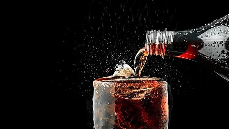 أطعمة تجنب تناولها مع المشروبات الغازية