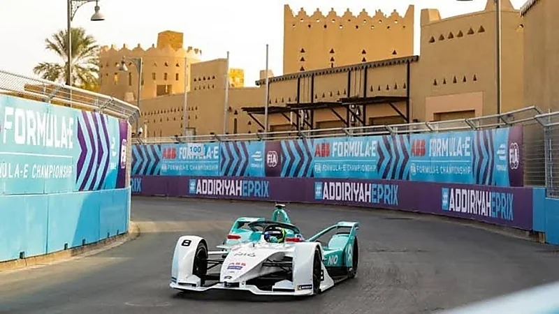 شاهد.. لحظة نزع وزير الصحة الجديد الكمامة في مكان مفتوح 