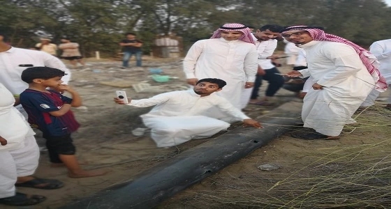 بالصور.. شباب جازان يلتقطون السيلفي مع الصاروخ البالستي