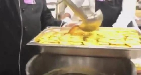بالفيديو.. تجهيزات الغداء الشعبي الذي تناوله ضيوف منتدى " دافوس "