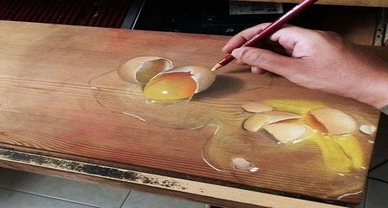 مواطن خمسيني يتعلم 7 لغات ويحترف الرسم بعد تقاعده