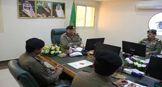 بالصور.. " هادي " يجتمع مع مدراء ومناديب الجهات الحكومية بالباحة