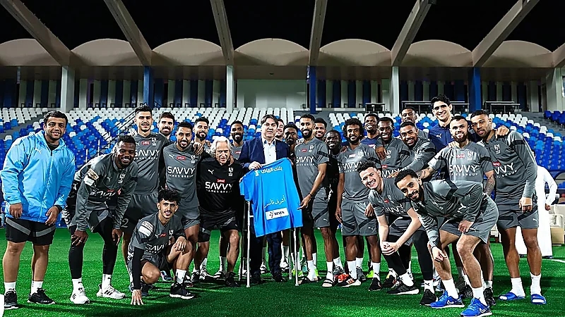 أسطورة الهلال السابق أشرف قاسم يزور مقر الهلال .. صور وفيديو