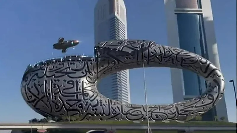 فيديو مذهل لمركبة طائرة في الهواء تدخل "متحف المستقبل" بدبي