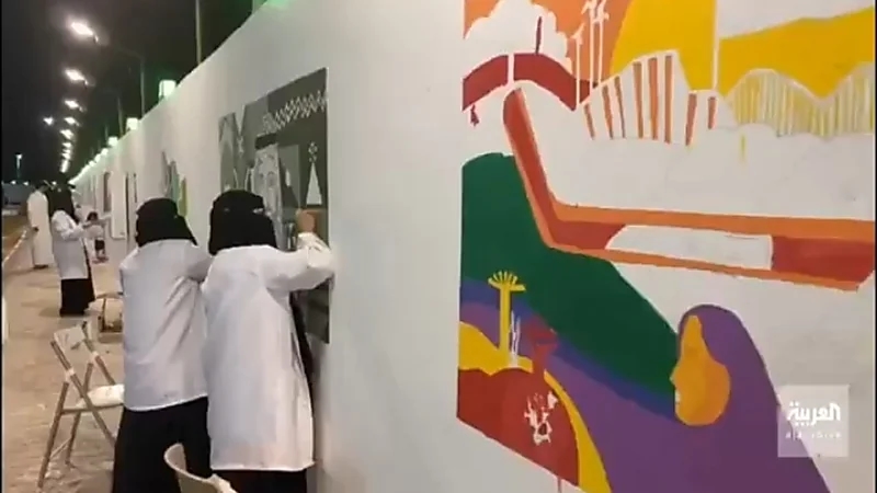47 فنانة يصممن جدارية بطول 150 مترًا بمناسبة "اليوم الوطني" بالقريات