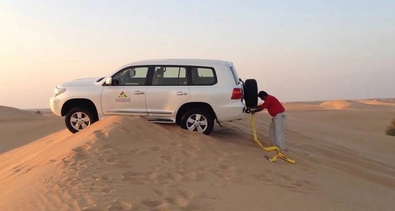 تعطل مركبة على طريق الطائف إثر نشوبها في الرمال